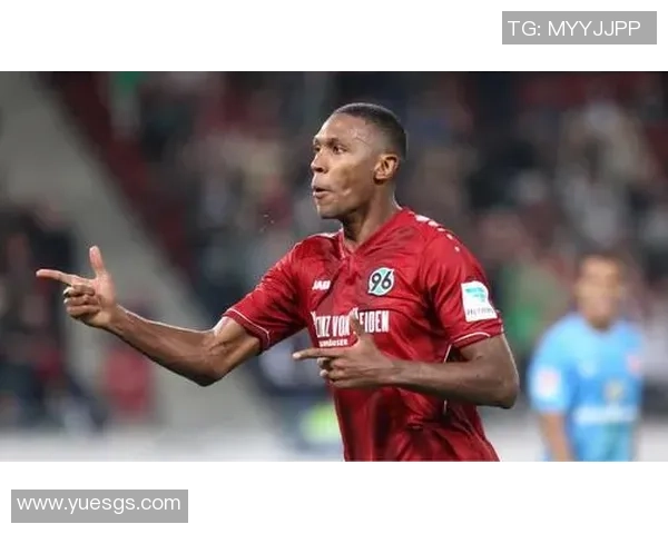 汉诺威九人拼搏对抗勒沃库森展现足球激情与团队精神